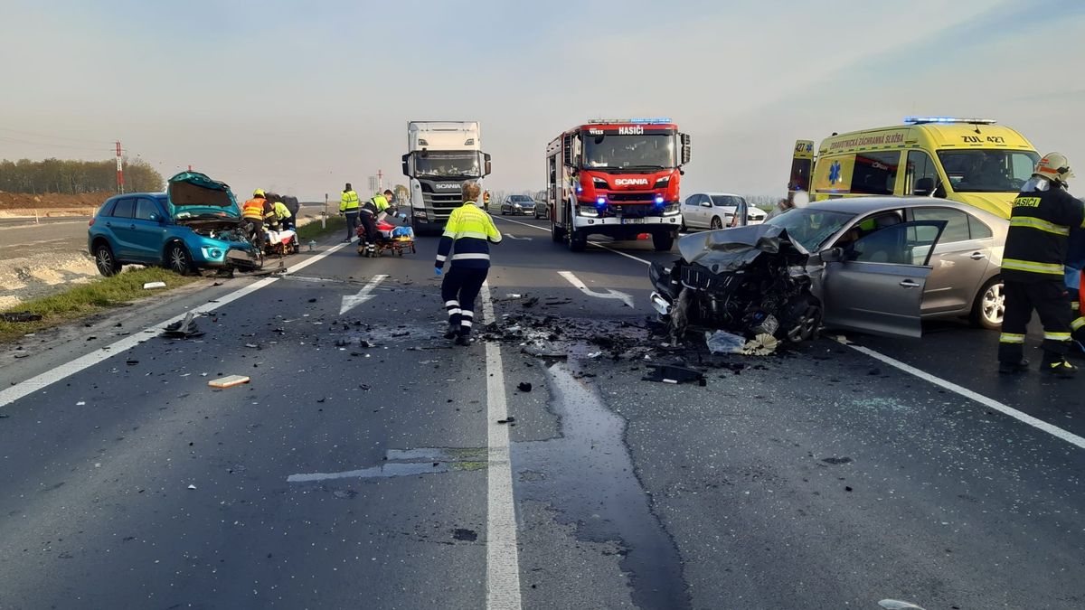 Vážná nehoda uzavřela dálnici D7, čtyři lidé se těžce zranili